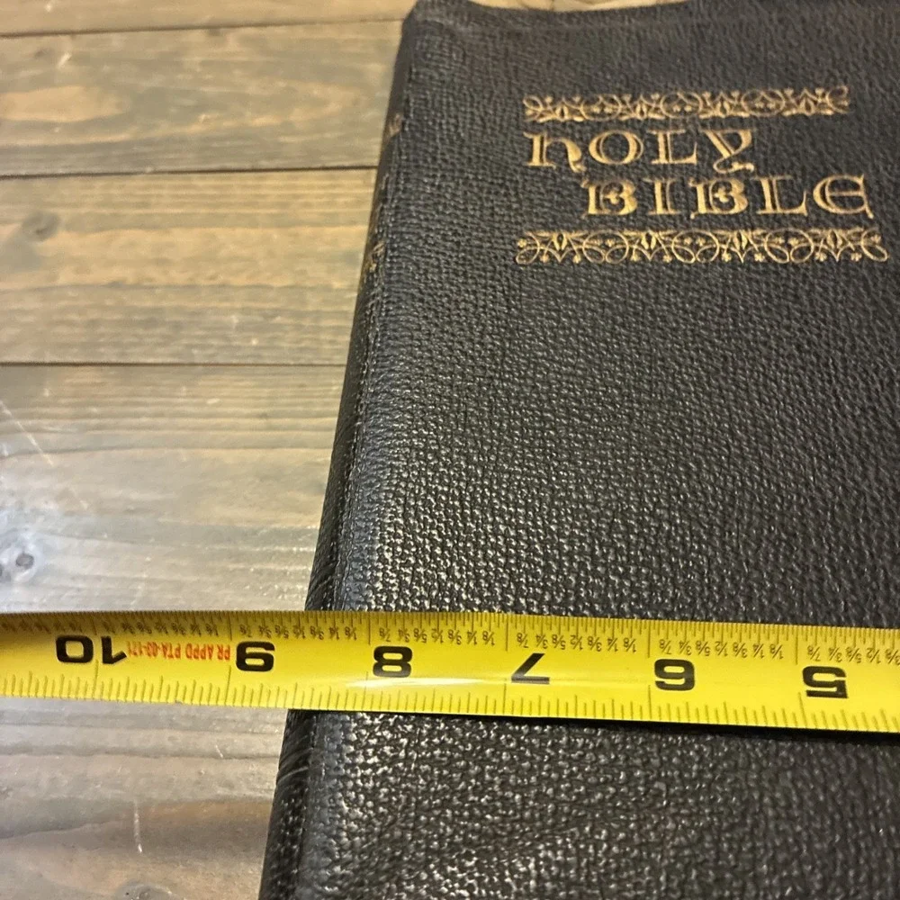 The Holy Bible: The Good Leader Bible (1946 Leather) Goodwill Distributors Large